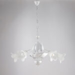 Lampadario in ferro laccato bianco con decorazione argento antico e diffusori in vetro diametro 14 alabastro bianchi 5 luci