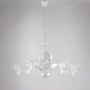 Lampadario in ferro laccato bianco con decorazione argento antico e diffusori in vetro diametro 14 alabastro bianchi 5 luci