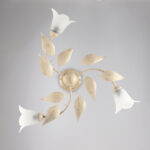 Plafoniera in ferro laccato avorio con decorazione oro antico e diffusori in vetro diametro 14  alabastro bianchi 3 luci