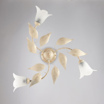 Plafoniera in ferro laccato avorio con decorazione oro antico e diffusori in vetro diametro 14  alabastro bianchi 3 luci