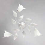 Plafoniera in ferro laccato bianco con decorazione argento antico e diffusori in vetro diametro 14 alabastro bianchi 3 luci