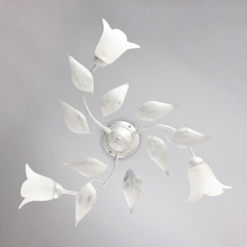 Plafoniera in ferro laccato bianco con decorazione argento antico e diffusori in vetro diametro 14 alabastro bianchi 3 luci