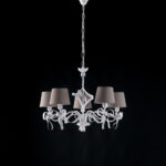 Lampadario in ferro laccato bianco con decorazione effetto shabby chic e paralumi diametro 16 in pvc tortora 5 luci