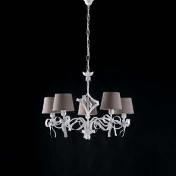 Lampadario in ferro laccato bianco con decorazione effetto shabby chic e paralumi diametro 16 in pvc tortora 5 luci