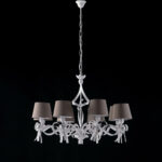 Lampadario in ferro laccato bianco con decorazione effetto shabby chic e paralumi diametro 16 in pvc tortora 8 luci