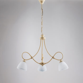 Lampadario in ferro laccato avorio con decorazione effetto decapè e rifiniture in oro antico con diffusori in vetro diametro 13 alabastro bianchi 3 luci