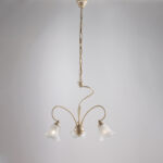 Lampadario in ferro laccato avorio con decorazione oro antico e diffusori in vetro diametro 14 alabastro bianchi 3 luci