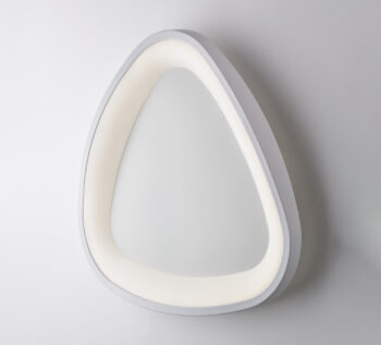 Plafoniera triangolare in metallo e alluminio laccato bianco con led integrato