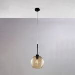 Sospensione in ferro laccato nero con cavo elettrico regolabile e diffusore in vetro soffiato ambra con rigatura in rilievo 1 luce