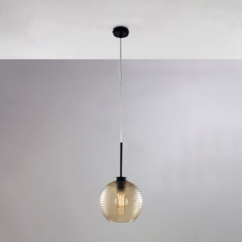 Sospensione in ferro laccato nero con cavo elettrico regolabile e diffusore in vetro soffiato ambra con rigatura in rilievo 1 luce