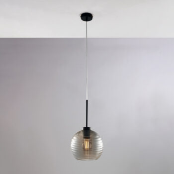 Sospensione in ferro laccato nero con cavo elettrico regolabile e diffusore in vetro soffiato grigio specchiato con rigatura in rilievo 1 luce