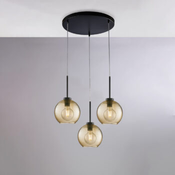 Sospensione in ferro laccato nero con cavi elettrici regolabili e diffusori in vetro soffiato ambra con rigatura in rilievo 3 luci