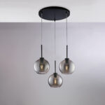 Sospensione in ferro laccato nero con cavi elettrici regolabili e diffusori in vetro soffiato grigio specchiato con rigatura in rilievo 3 luci