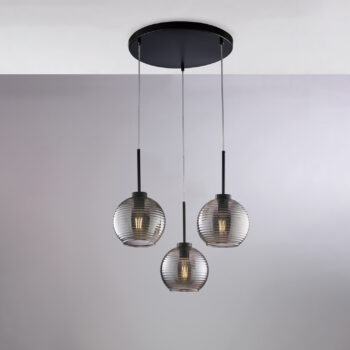 Sospensione in ferro laccato nero con cavi elettrici regolabili e diffusori in vetro soffiato grigio specchiato con rigatura in rilievo 3 luci