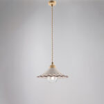 Sospensione in ferro laccato avorio e decorazione effetto decapè con diffusore in ceramica diametro 30 bianco e marrone con cavo elettrico ricoperto in tessuto intrecciato regolabile 1 luce