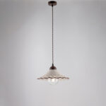 Sospensione in ferro laccato nero e decorazione effetto ruggine con diffusore in ceramica diametro 30 bianco e marrone con cavo elettrico ricoperto in tessuto intrecciato regolabile 1 luce