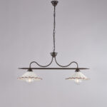 Lampadario in ferro laccato nero e decorazione effetto ruggine con diffusori in ceramica diametro 30 bianco e marrone 2 luci