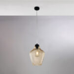 Sospensione in ferro laccato nero con cavo elettrico regolabile e diffusore in vetro soffiato ambra con decoro in rilievo 1 luce