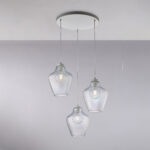 Sospensione in ferro laccato bianco con cavi elettrici regolabili e diffusori in vetro soffiato trasparente con decoro in rilievo 3 luci