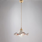 Sospensione in ferro laccato avorio e decorazione effetto decapè con diffusore in ceramica diametro 30 bianco e marrone con cavo elettrico ricoperto in tessuto intrecciato regolabile 1 luce