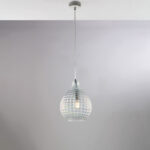 Sospensione in ferro laccato bianco e montatura cromo con cavo elettrico regolabile e diffusore in vetro soffiato trasparente con decoro effetto cristallo 1 luce