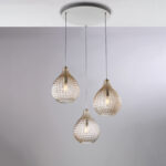 Sospensione in ferro laccato bianco e montatura cromo con cavi elettrici regolabili e diffusori in vetro soffiato ambra con decoro effetto cristallo 3 luci