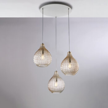 Sospensione in ferro laccato bianco e montatura cromo con cavi elettrici regolabili e diffusori in vetro soffiato ambra con decoro effetto cristallo 3 luci
