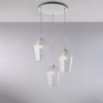 Sospensione in ferro laccato bianco con cavi elettrici regolabili e diffusori in vetro soffiato trasparente con decoro in rilievo 3 luci