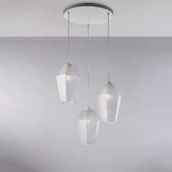 Sospensione in ferro laccato bianco con cavi elettrici regolabili e diffusori in vetro soffiato trasparente con decoro in rilievo 3 luci