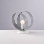 Sospensione in ferro laccato bianco con fascia tagliata a laser grigio e cavo regolabile 1 luce