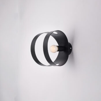 Applique in ferro laccato nero con fascia tagliata a laser 1 luce