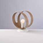 Lumetto in ferro laccato bianco con fascia tagliata a laser tortora 1 luce