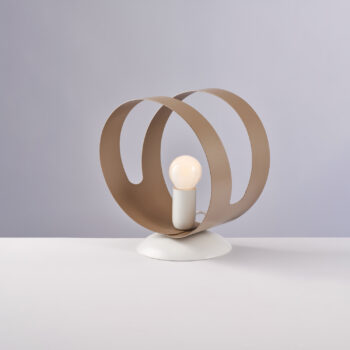 Lumetto in ferro laccato bianco con fascia tagliata a laser tortora 1 luce