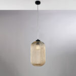 Sospensione in ferro laccato nero con cavo elettrico regolabile e diffusore in vetro soffiato ambra con decoro rigatura in rilievo 1 luce