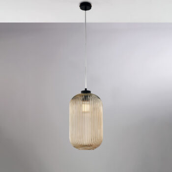 Sospensione in ferro laccato nero con cavo elettrico regolabile e diffusore in vetro soffiato ambra con decoro rigatura in rilievo 1 luce