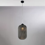 Sospensione in ferro laccato nero con cavo elettrico regolabile e diffusore in vetro soffiato grigio specchiato con decoro rigatura in rilievo 1 luce