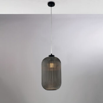 Sospensione in ferro laccato nero con cavo elettrico regolabile e diffusore in vetro soffiato grigio specchiato con decoro rigatura in rilievo 1 luce