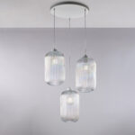 Sospensione in ferro laccato bianco con cavi elettrici regolabili e diffusori in vetro soffiato trasparente con decoro rigatura in rilievo 3 luci