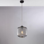 Sospensione in ferro laccato nero con cavo elettrico regolabile e diffusore in vetro soffiato grigio specchiato con decoro rigatura in rilievo 1 luce