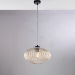 Sospensione in ferro laccato nero con cavo elettrico regolabile e diffusore in vetro soffiato ambra con decoro rigatura in rilievo 1 luce