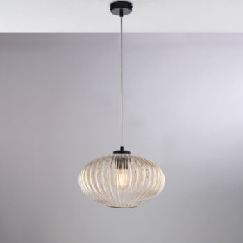 Sospensione in ferro laccato nero con cavo elettrico regolabile e diffusore in vetro soffiato ambra con decoro rigatura in rilievo 1 luce