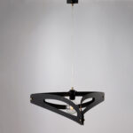 Sospensione con diffusore taglio laser in ferro laccato nero e rifiniture ottone brunito con cavo elettrico regolabile 1 luce