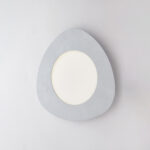 Plafoniera triangolare in metallo laccato con decorazione argento antico e led integrato