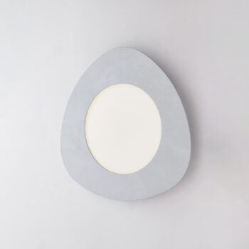 Plafoniera triangolare in metallo laccato con decorazione argento antico e led integrato