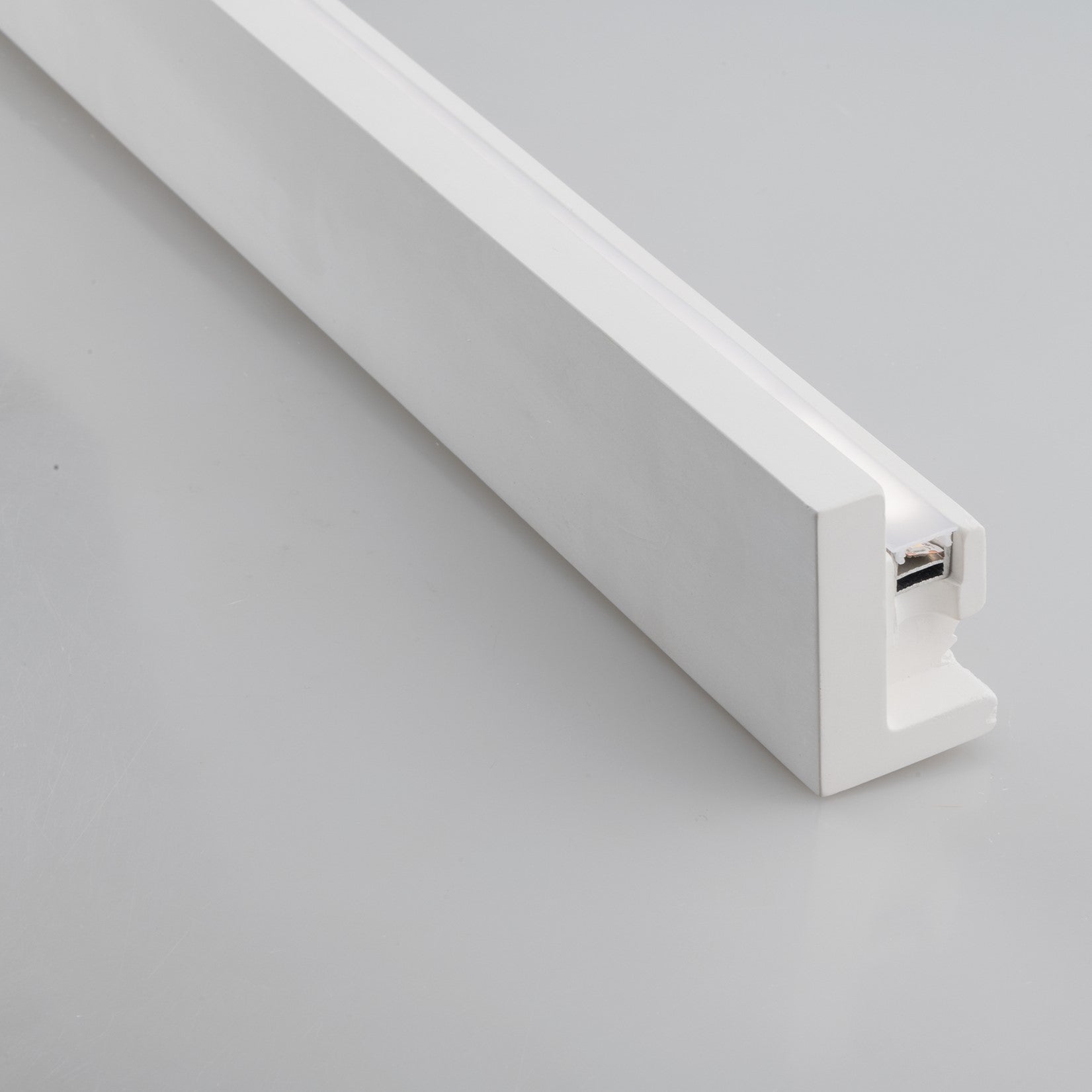 PROFILO MONO BIANCO PER LED A EMISSIONE SINGOLA CON DIFFUSORE 100X4X6,5CM