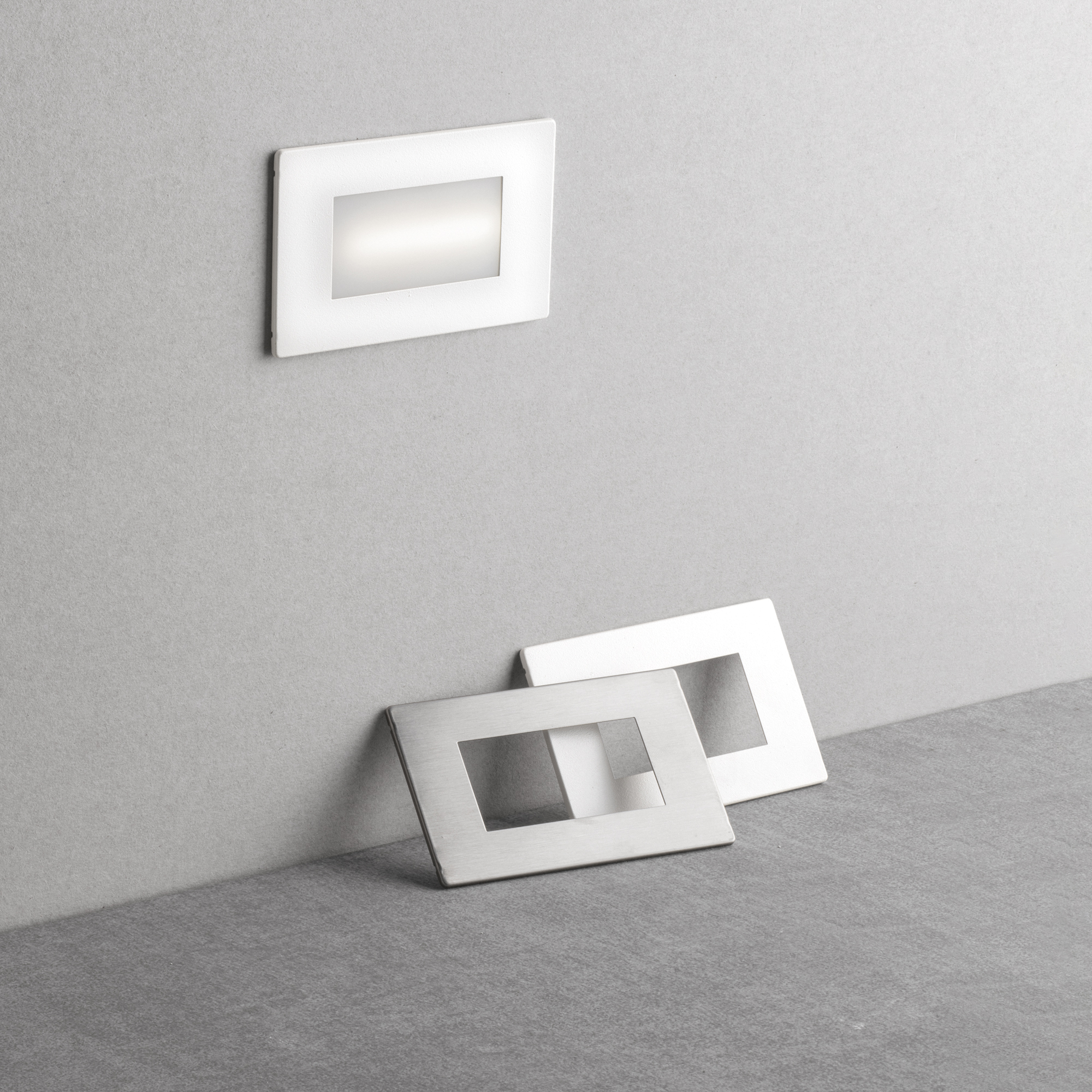 SEGNAPASSI LED A INCASSO BOLT BIANCO/NIKEL 5W 650LM(SA) 1.5W 180LM(SE) 5CCT IP65 3.7V 1500MAH LI-ON BATTERY 181X47X81MM